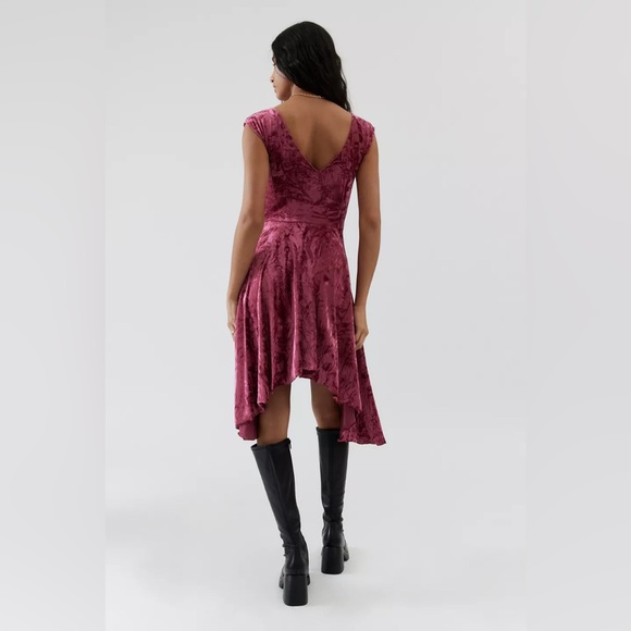 URBAN OUTFITTERS Corina Pastel Blue Velvet Midi Dress - Picture 3 of 9